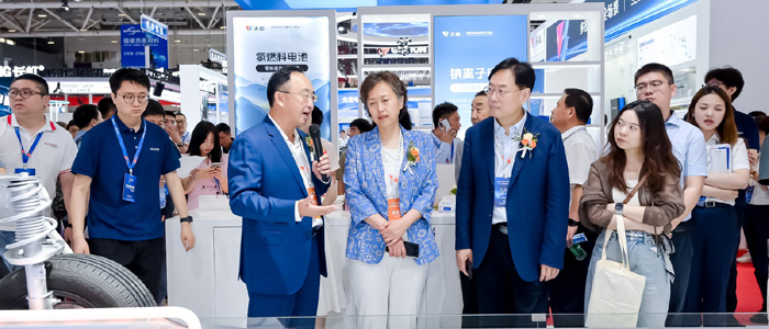 图为电源行业协会领导和协会理事会部分成员代表参观CIBF2025